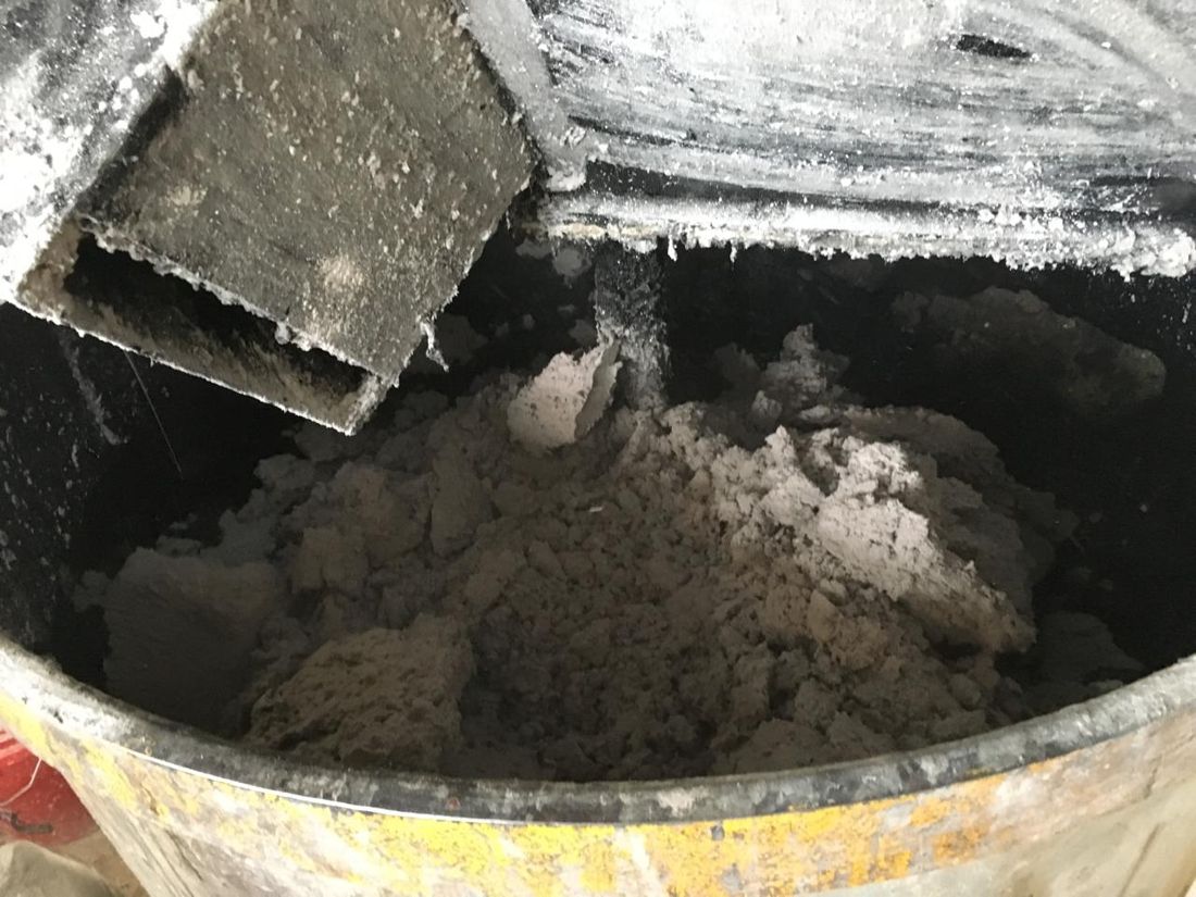 Fibra de celulosa suelta dentro del mezclador industrial