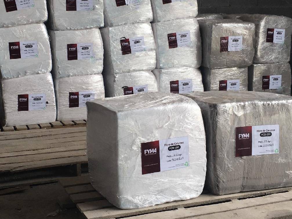 Pacas de fibra de celulosa FCB-150 etiquetadas y listas para embarque